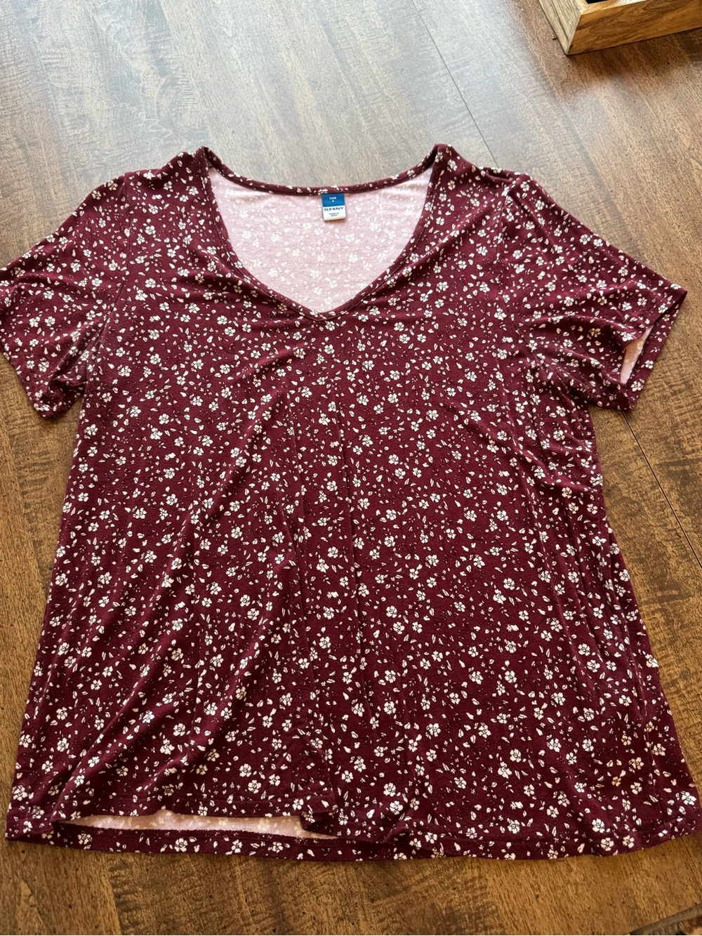Old Navy Burgundy Floral V‑Neck Short Sleeve Tee